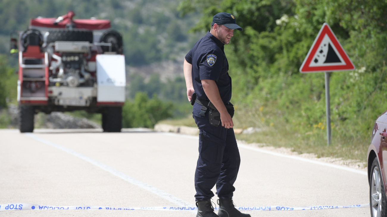 Rendőrtiszt a Horvátország középső részén fekvő Drnis város közelében történt helikopterbaleset helyszínén 2023. június 21-én. Szolgálatteljesítés közben lezuhant a Magyar Légierő 2 Airbus H145-ös helikoptere a fedélzetén három emberrel. A mentőcsapatok megtalálták a helikopter roncsait, átkutatásuk során egyelőre két katona holttestét találták meg, harmadik társukat még keresik.