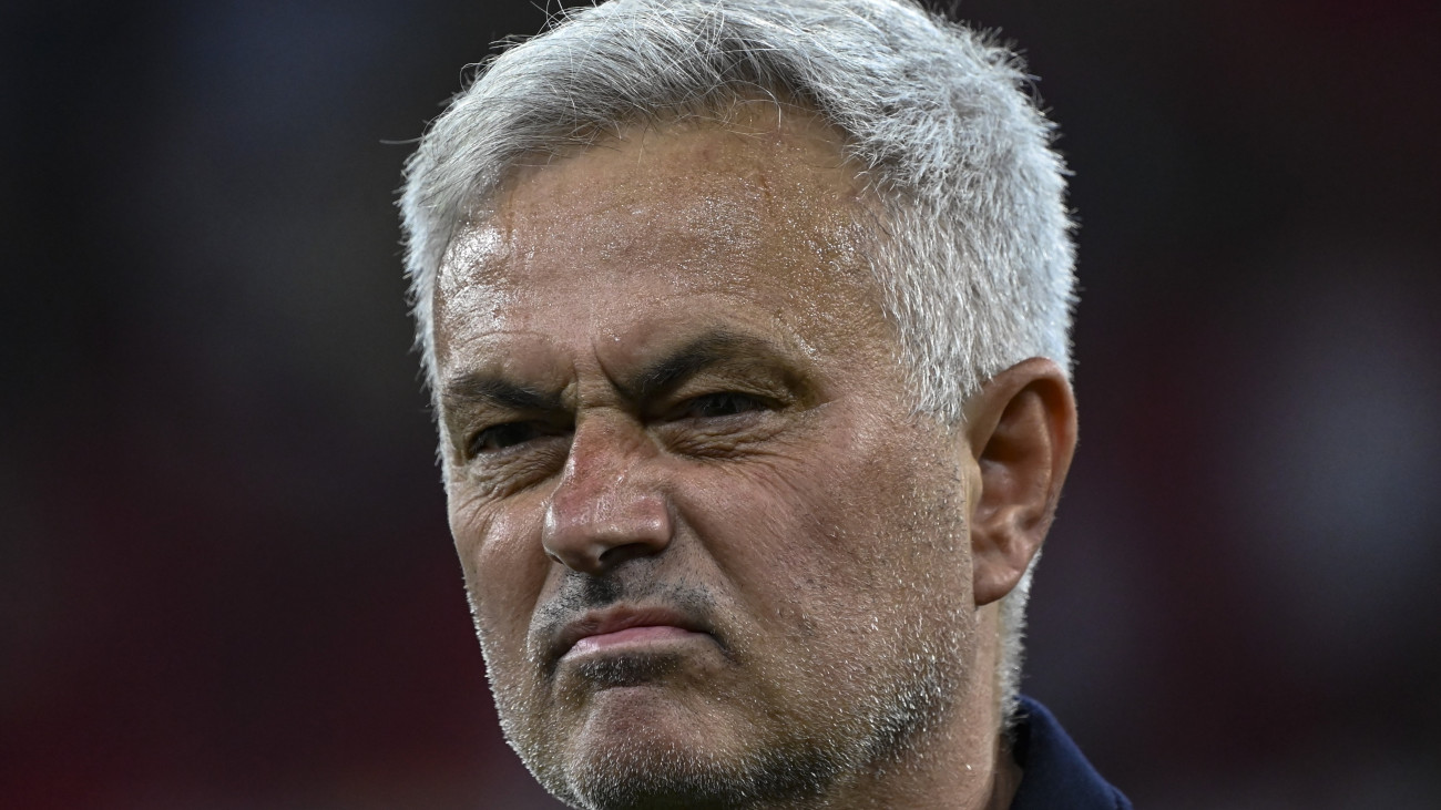 José Mourinho, az olasz csapat vezetőedzője a labdarúgó Európa-liga döntőjében játszott Sevilla - AS Roma mérkőzésen a hosszabbítást követő büntetők után a budapesti Puskás Arénában 2023. június 1-jére virradóan. A döntőt a Sevilla nyerte 1-1-es rendes játékidő és hosszabbítás után tizenegyesekkel 4-1-re.