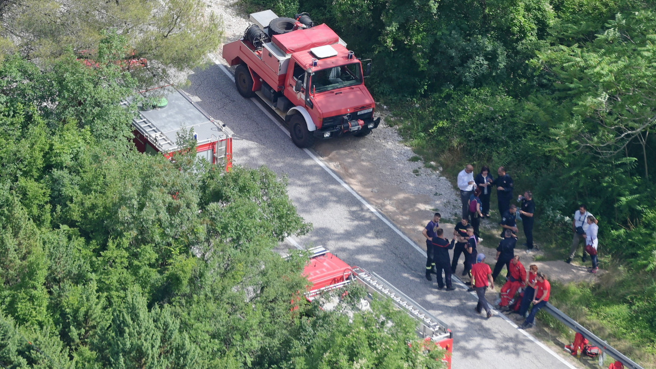 Mentőalakulatok tagjai a Horvátország középső részén fekvő Drnis város közelében történt helikopter-baleset helyszínén 2023. június 21-én. Szolgálatteljesítés közben lezuhant a Magyar Légierő 2 Airbus H145-ös helikoptere a fedélzetén három emberrel. A mentőcsapatok megtalálták a helikopter roncsait, átkutatásuk során egyelőre két katona holttestét találták meg, harmadik társukat még keresik.