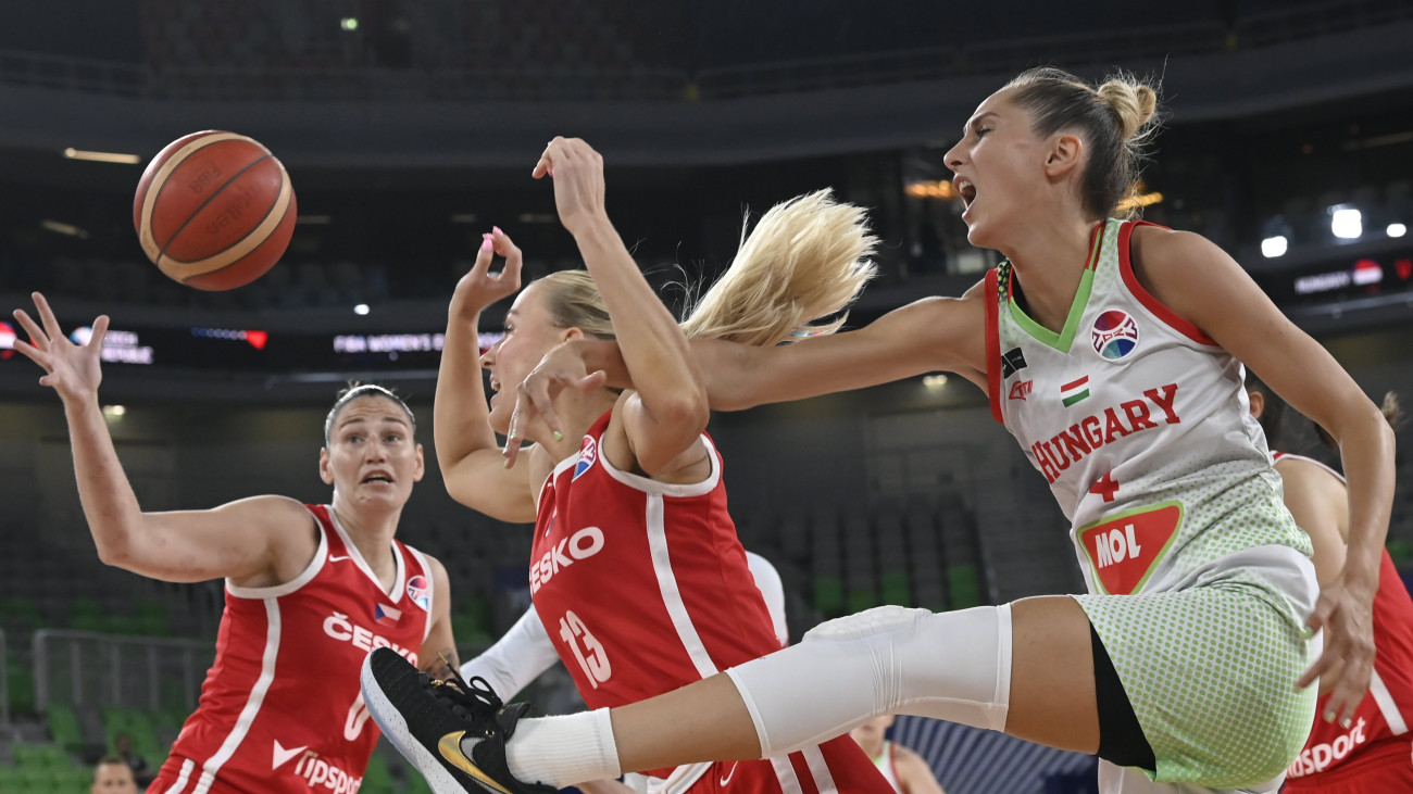 A cseh Renata Brezinová (b), Petra Holesinská (k) és Dubei Debóra (j) a női kosárlabda Európa-bajnokság negyeddöntőjében, a Magyarország - Csehország mérkőzésen a ljubljanai Stozice Arenában 2023. június 22-én.