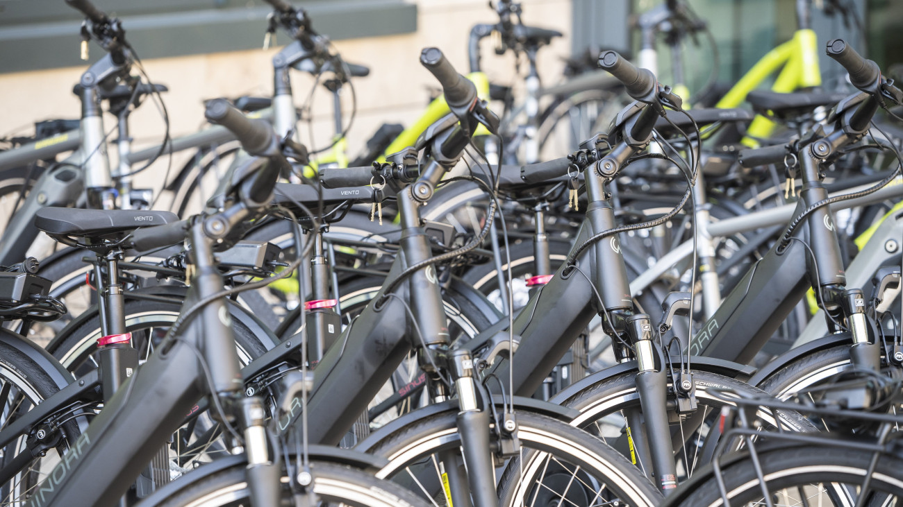 Elektromos rásegítésű kerékpárok az MVM Csoport Szentendrei úti székházában 2021. augusztus 10-én. A társaságcsoport a Hellovelo Zrt.-vel közösen elindította munkavállalói számára pilot projektjét, amelynek keretében kezdetben ötven elektromos bicikli bevonásával vizsgálja a kerékpárok munkáltatói juttatásként való alkalmazhatóságát, arra ösztönözve a dolgozókat, hogy minél többen járjanak kerékpárral munkahelyükre.