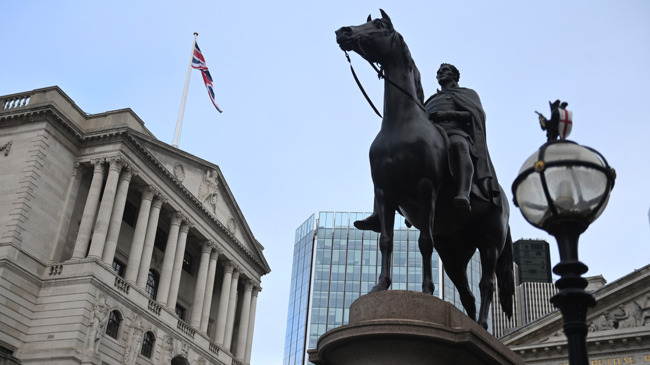 A brit jegybank, a Bank of England épülete (b) Londonban 2023. február 2-án, a pénzintézet 2023. februári jelentésének közzététele napján. Andrew Bailey, a bank kormányzója bejelentette, hogy a jegybank 50 bázisponttal 4 százalékra emelte alapkamatát. A szakember azt is jelezte, hogy az eddig vártnál rövidebb és sokkal sekélyebb recesszióra számít a brit gazdaságban. Bailey szerint a 2022. novemberi pénzügypolitikai jelentés óta fordulat történt a brit inflációs folyamatban, elsősorban a nagybani beszerzésű azonnali földgázárak felére csökkenése miatt, ezért a szigetországban az infláció mérséklődését vetítette előre 2023 második felére.MTI/EPA/Neil Hall