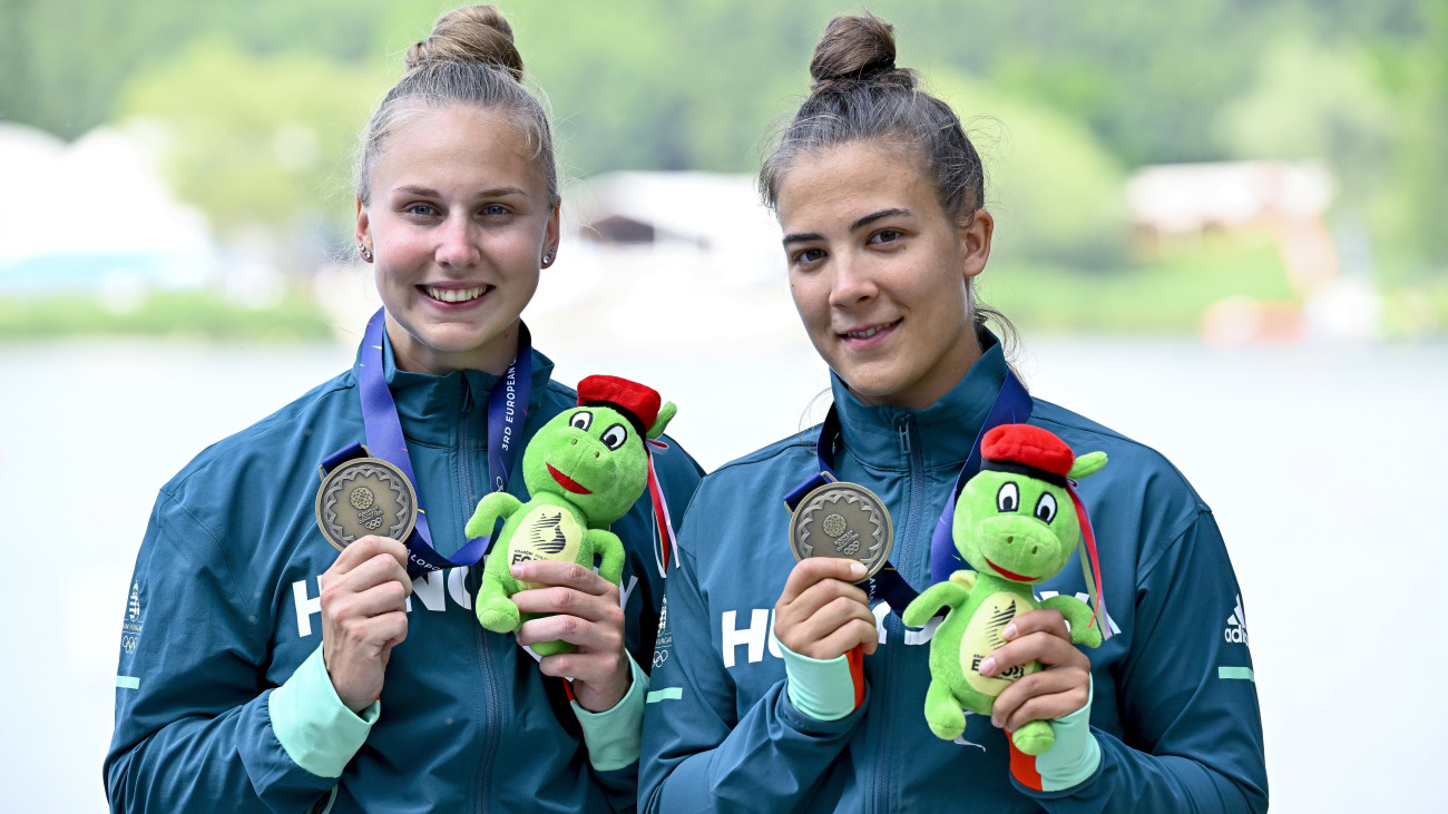 A harmadik helyezett Bragato Giada (b) és Nagy Bianka a női kenu párosok 500 méteres döntőjének eredményhirdetésén a krakkói Európa Játékok keretében zajló Európa-bajnokságon a kryspinowi pályán 2023. június 22-én.