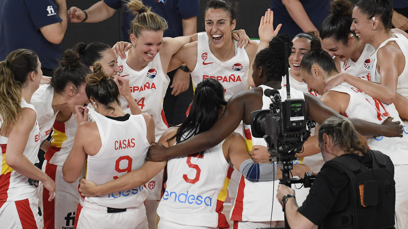 A spanyol csapat ünnepli győzelmét a női kosárlabda Európa-bajnokság negyeddöntőjében játszott Spanyolország - Németország mérkőzés végén a ljubljanai Stozice Arenában 2023. június 22-én. Spanyolország 67-42-re győzött.