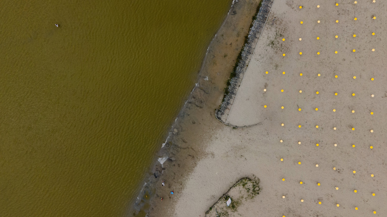 Drónnal készült felvételen a Velencei-tó partja Velencénél 2023. június 14-én. A Velencei-tó vízállása ezen a napon 109 centiméter volt, ami több mint fél méterrel haladja meg a tavalyi rekordalacsony 53 centiméteres vízszintet.