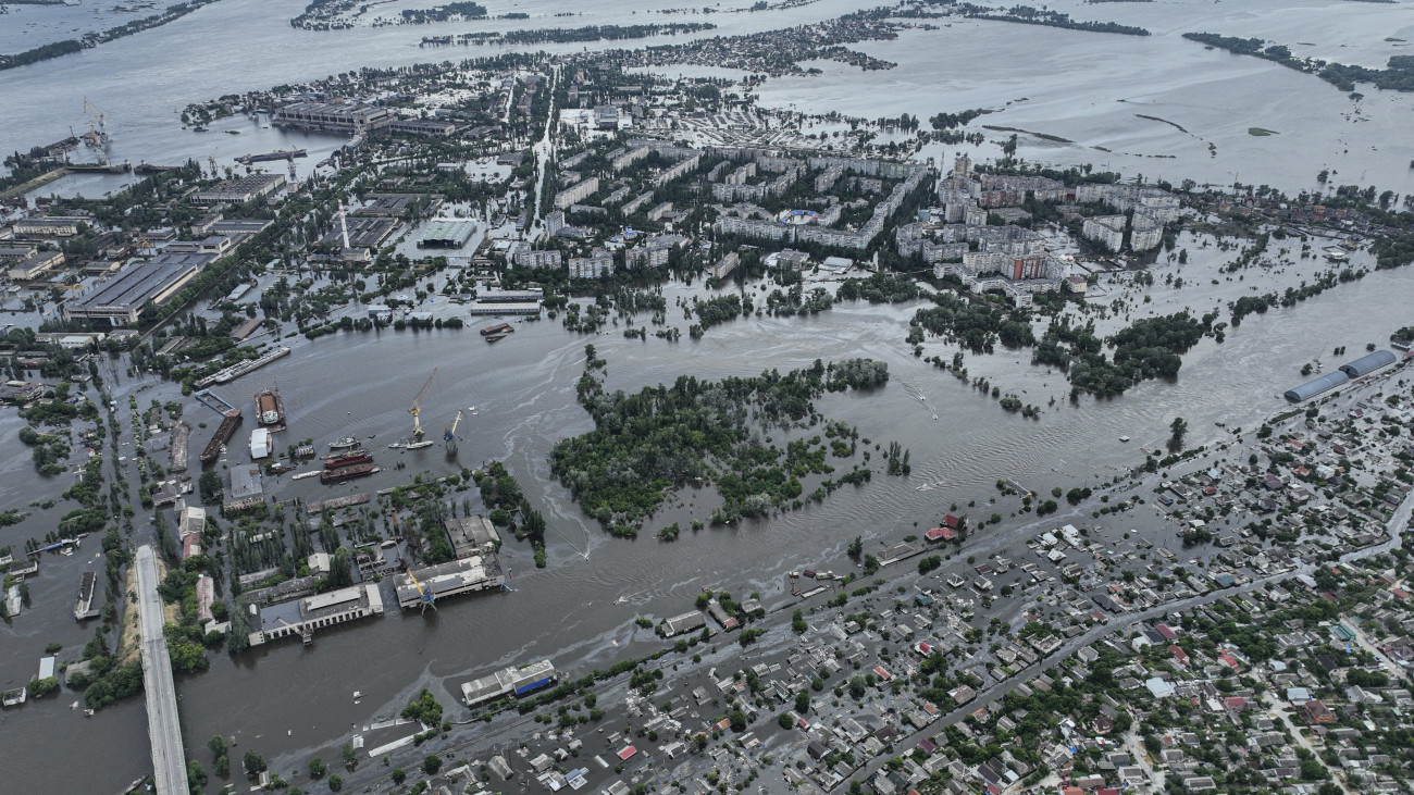 A Dnyeper folyón lévő, jelenleg orosz ellenőrzés alatt álló Nova Kahovka-i víztározó részleges megsemmisítése előidézte árvíz a dél-ukrajnai Herszonban 2023. június 10-én. Az áradásokban legkevesebb nyolc ember életét vesztette, az elárasztott területekről több mint 5800 embert evakuáltak.