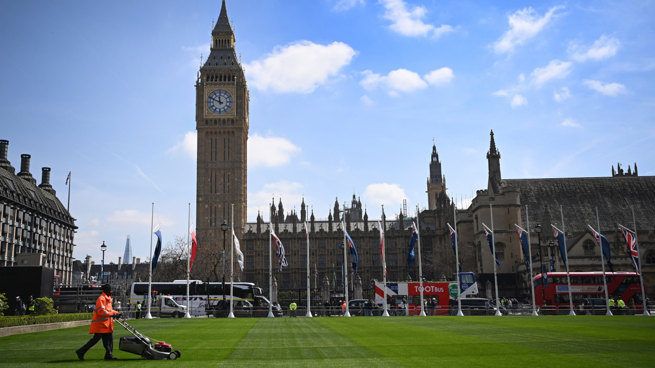 Füvet nyírnak a londoni Parlament téren 2023. május 3-án, három nappal III. Károly brit király koronázása előtt.