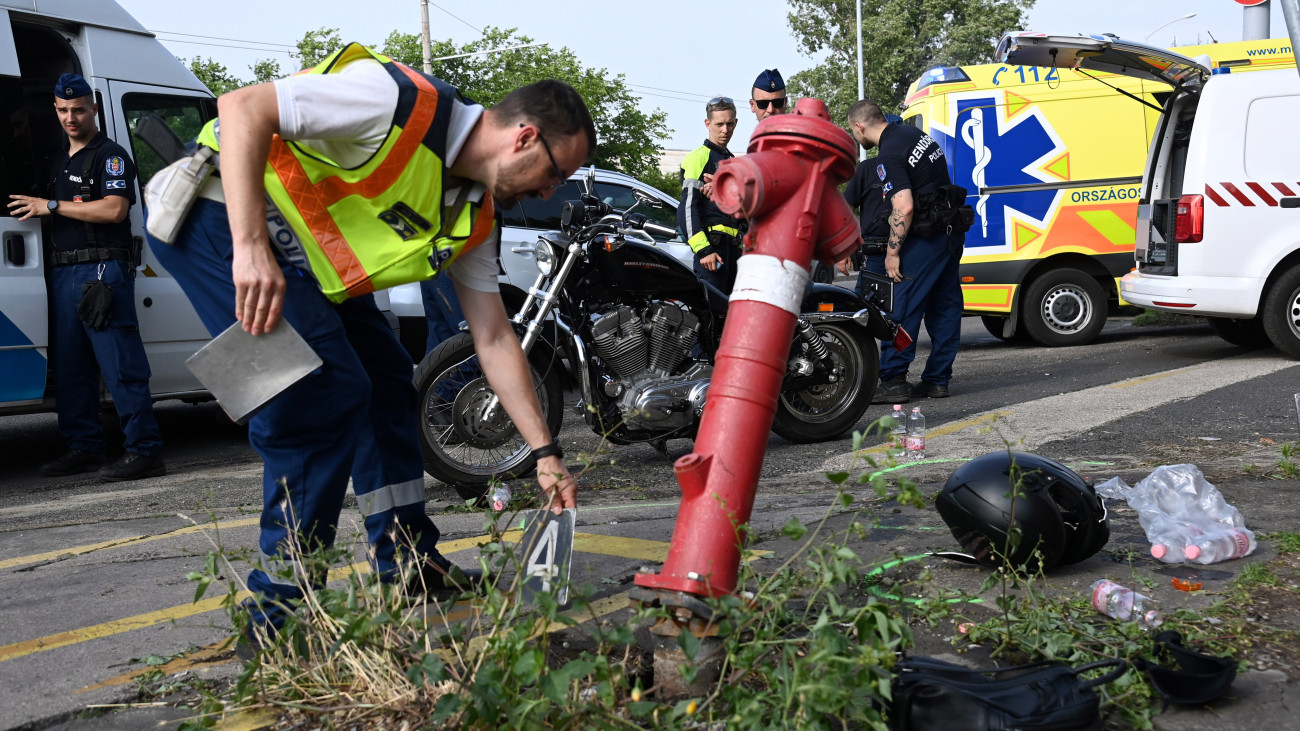 Összetört motorkerékpár a főváros VIII. kerületében, a Kerepesi út és az Asztalos Sándor út kereszteződésénél 2023. június 23-án, miután tűzcsapnak ütközött. A motort vezető nő a helyszínen meghalt.