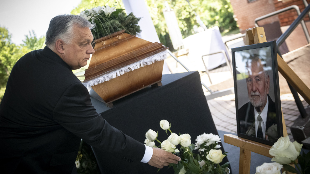 A Miniszterelnöki Sajtóiroda által közreadott képen Orbán Viktor miniszterelnök virágot helyez el Tellér Gyula Széchenyi-díjas szociológus ravatalánál az Óbudai temetőben 2023. június 24-én. A szociológiai tudomány kandidátusa, József Attila-díjas műfordító, tanár, országgyűlési képviselő május 25-én, életének 89. évében hunyt el.