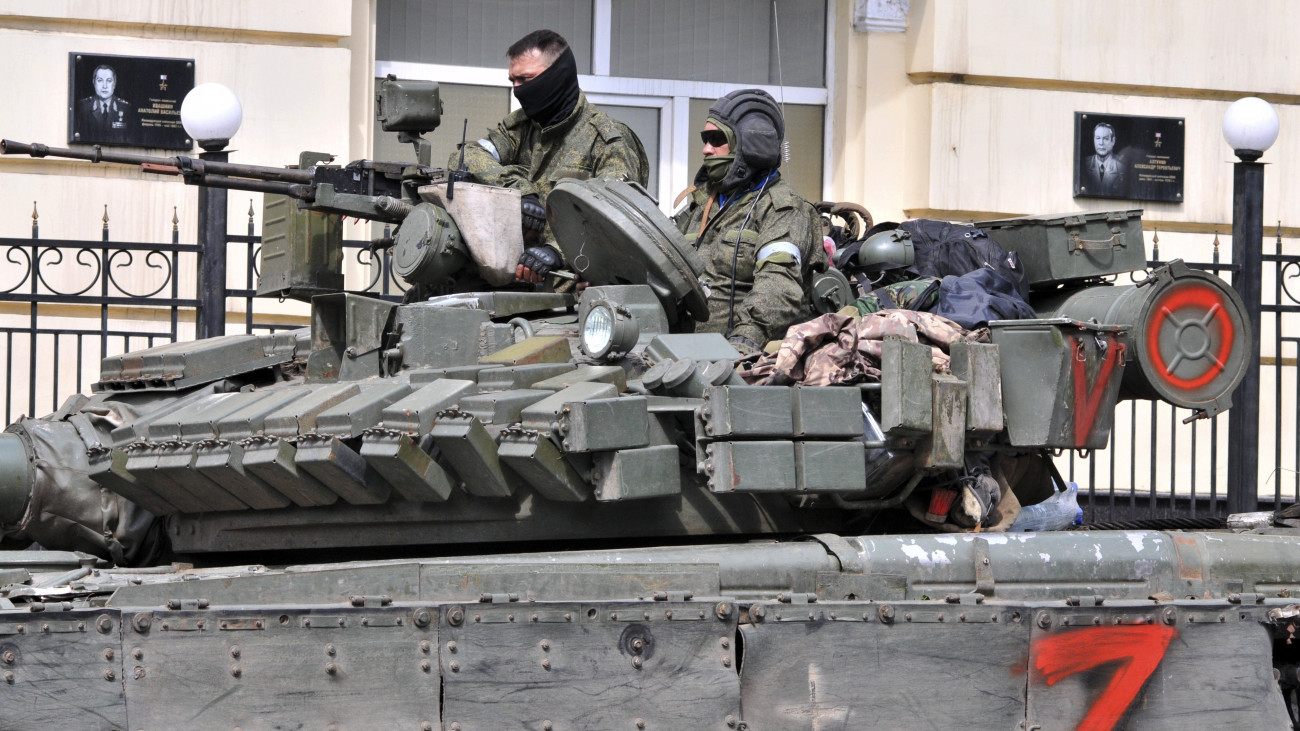 A Wagner-csoport nevű orosz zsoldoshadsereg katonái, miután körbezárták az ukrajnai orosz katonai műveleteket irányító központot Rosztov-na-Donuban 2023. június 24-én. Hajnalra nyílt katonai konfrontációvá fajult a Jevgenyij Prigozsin vezette Wagner-csoport és az orosz védelmi minisztérium viszálya. A magánhadsereg egységei legalább két helyszínen átléptek a megszállt ukrajnai térségekből Oroszország területére, és biztonsági szempontból kulcsfontosságú létesítményeket foglaltak el.