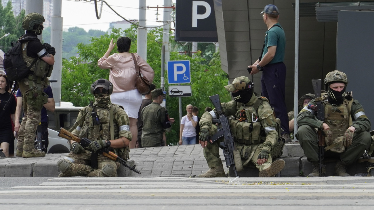 A Wagner-csoport nevű orosz zsoldoshadsereg katonái Rosztov-na-Donuban 2023. június 24-én. Hajnalra nyílt katonai konfrontációvá fajult a Jevgenyij Prigozsin vezette Wagner-csoport és az orosz védelmi minisztérium viszálya. A magánhadsereg egységei legalább két helyszínen átléptek a megszállt ukrajnai térségekből Oroszország területére, és biztonsági szempontból kulcsfontosságú létesítményeket foglaltak el.