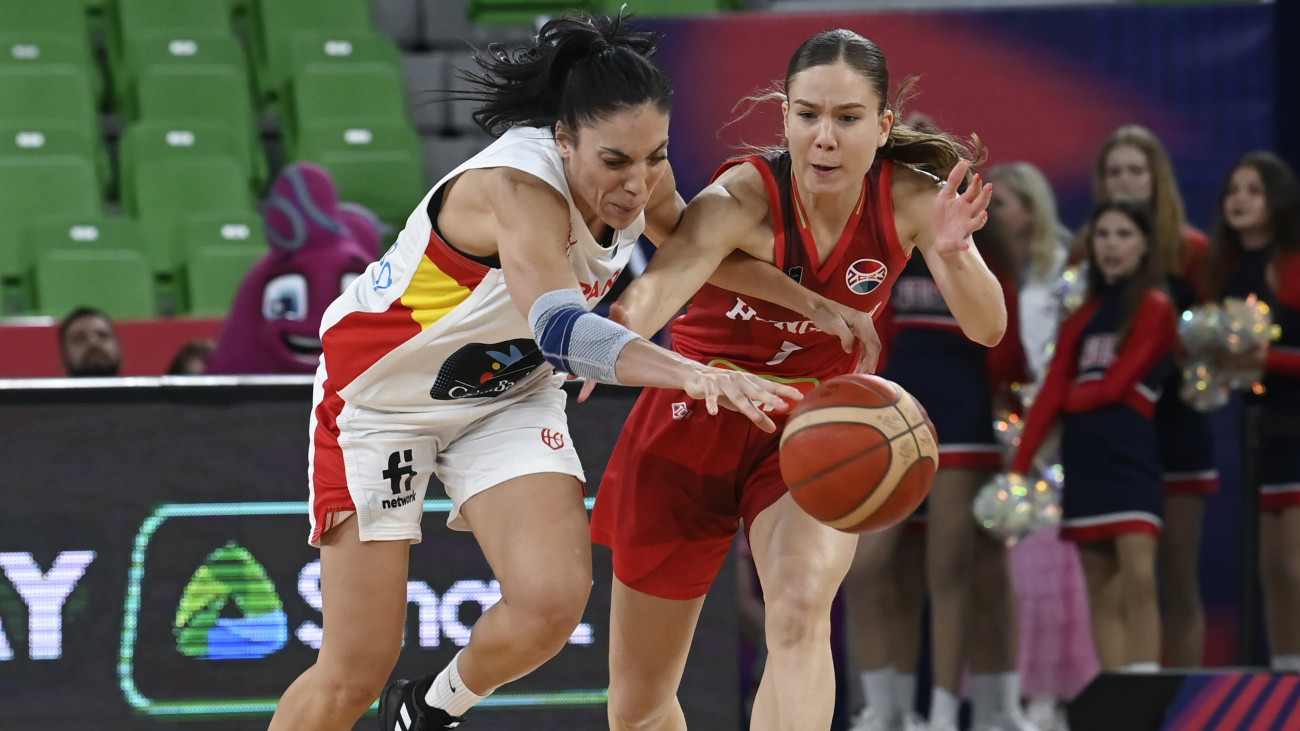 Kányási Veronika (j) és a spanyol Silvia Dominguez a női kosárlabda Európa-bajnokság elődöntőjében játszott Magyarország - Spanyolország mérkőzésen a ljubljanai Stozice Arenában 2023. június 24-én. A magyar válogatott 69-60-ra kikapott.