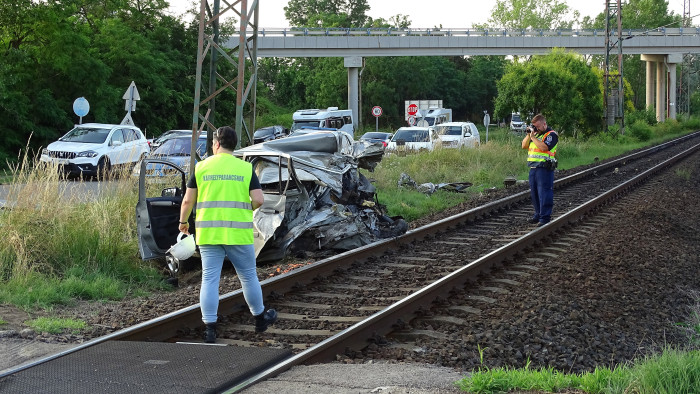 Kisiklott a vonat Kiskunfélegyházánál, miután autóval ütközött – képek