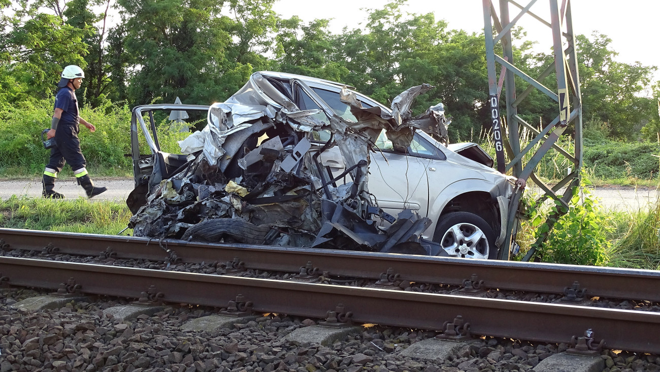 Összeroncsolódott személyautó a sínek mellett Kiskunfélegyházán 2023. június 26-án, miután a jármű vonattal ütközött egy fénysorompós vasúti átjárónál. Az autó sofőrjét és utasát a mentők kórházba vitték, a vonaton utazók közül senki nem sérült meg.