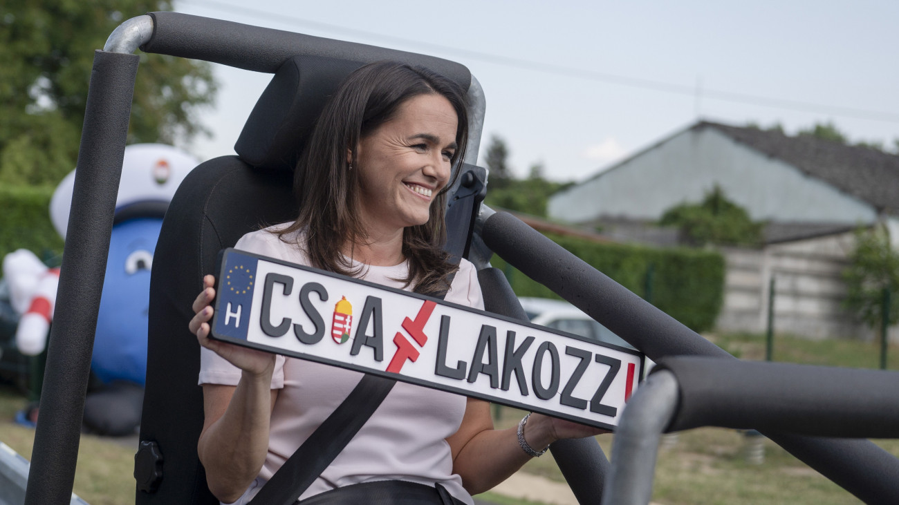 Novák Katalin köztársasági elnök a balassagyarmati Tekergő KRESZ parkban tett látogatásán 2023. június 26-án.