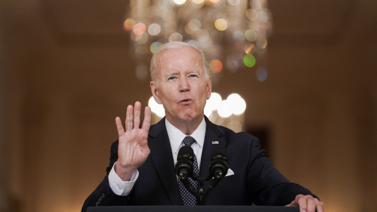 Joe Biden amerikai elnök a közelmúltban az Egyesült Államokban elkövetett fegyveres ámokfutásokkal kapcsolatban tart sajtóértekezletet a washingtoni Fehér Ház Keleti termében 2022. június 2-án. Az elnök kezdeményezte a fegyvertartásra és -eladásra vonatkozó amerikai jogszabályok szigorítását.