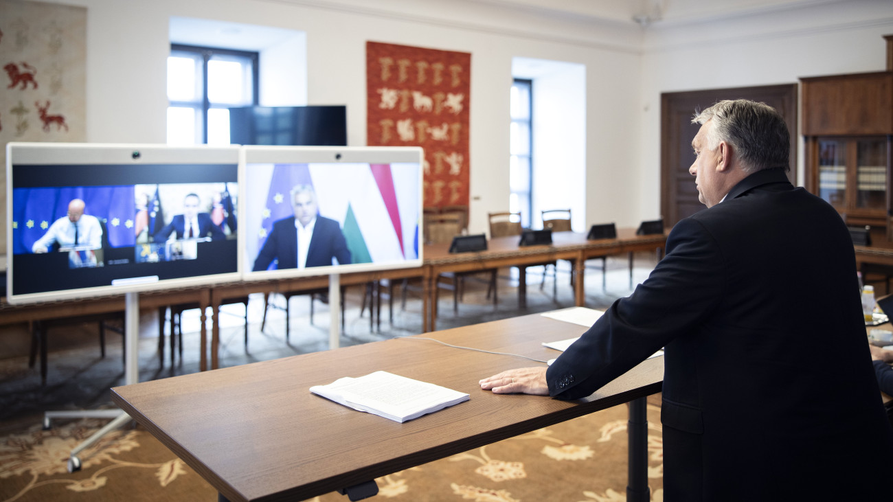 A Miniszterelnöki Sajtóiroda által közreadott képen Orbán Viktor miniszterelnök videókonferencián tárgyal Charles Michellel, az Európai Tanács elnökével, valamint a horvát, a belga, a luxemburgi, a szlovák és a svéd miniszterelnökkel a Karmelita kolostorban 2023. június 27-én. A megbeszélésen Orbán Viktor elutasította a migrációt és a brüsszeli bürokrácia növelését is elősegítő uniós költségvetési javaslatot.
