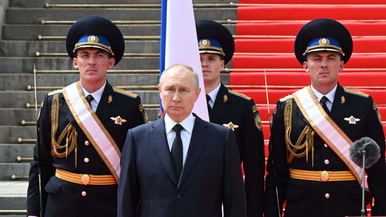 Vlagyimir Putyin orosz elnök köszönetet mond a moszkvai Kremlben 2023. június 27-én, az orosz védelmi minisztérium, az orosz nemzeti gárda, (Roszgvardija), az orosz belügyminisztérium (MVD), az Orosz Szövetségi Biztonsági Szolgálat (FSZB) és az Orosz Szövetségi Védelmi Szolgálat (FSZO) egységeinek, hogy biztosították a rendet és a törvényességet a Wagner orosz magánhadsereget vezető Jevgenyij Prigozsin lázadása alatt. A június 24-i lázadás még aznap vérontás nélkül véget ért, mert Prigozsinnal megegyezett a közte és az orosz vezetés között közvetítő fehérorosz elnök.