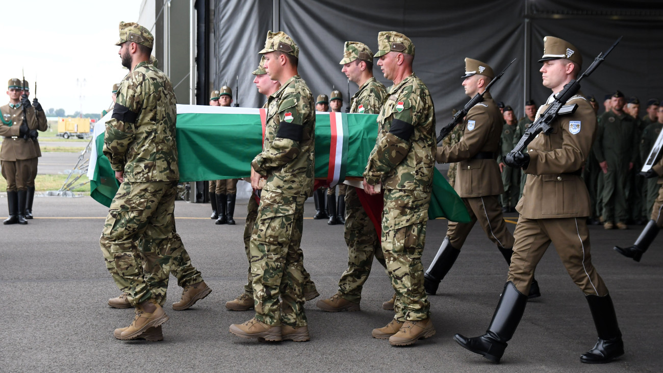 Katonai tiszteletadással fogadják a Horvátországban, kiképzés közben helikopterbalesetben meghalt magyar katonák földi maradványait az MH 86. Szolnok Helikopter Bázison 2023. június 27-én.