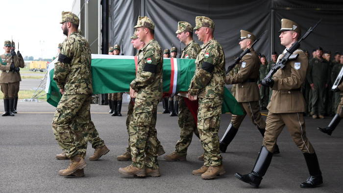 Hazahozták a helikopter-balesetben meghalt magyar katonák földi maradványait - galéria