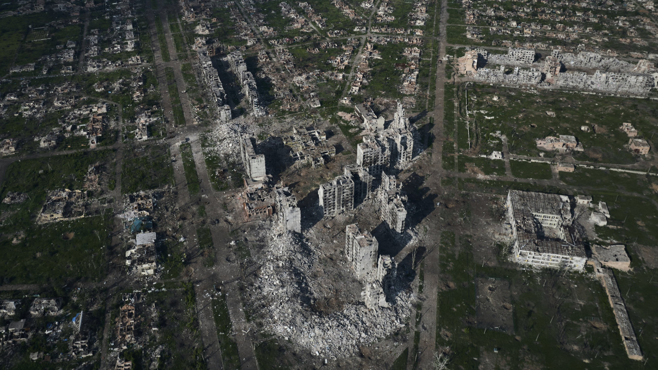 Légi felvétel a Donyecki területen fekvő kelet-ukrajnai Bahmut rommá vált lakóépületeiről az orosz erőkkel folytatott harcok idején, 2023. június 22-én.