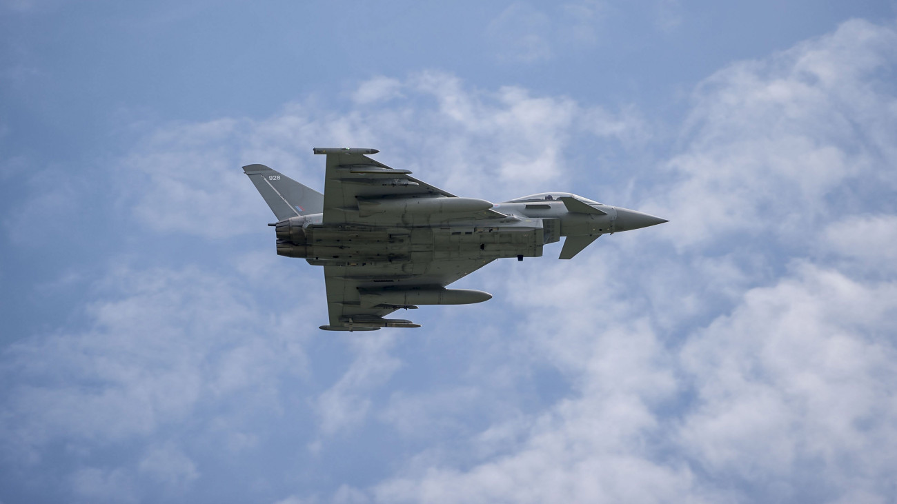 Egy brit Eurofighter Typhoon típusú vadászgép a Magyar Honvédség pápai bázisrepülőtér fölött 2017. június 6-án.  A vadászrepülő a Load Diffuser 2017 elnevezésű nemzetközi gyakorlatra érkezett, amely a Magyar Honvédség idei legnagyobb volumenű légierős gyakorlata.
