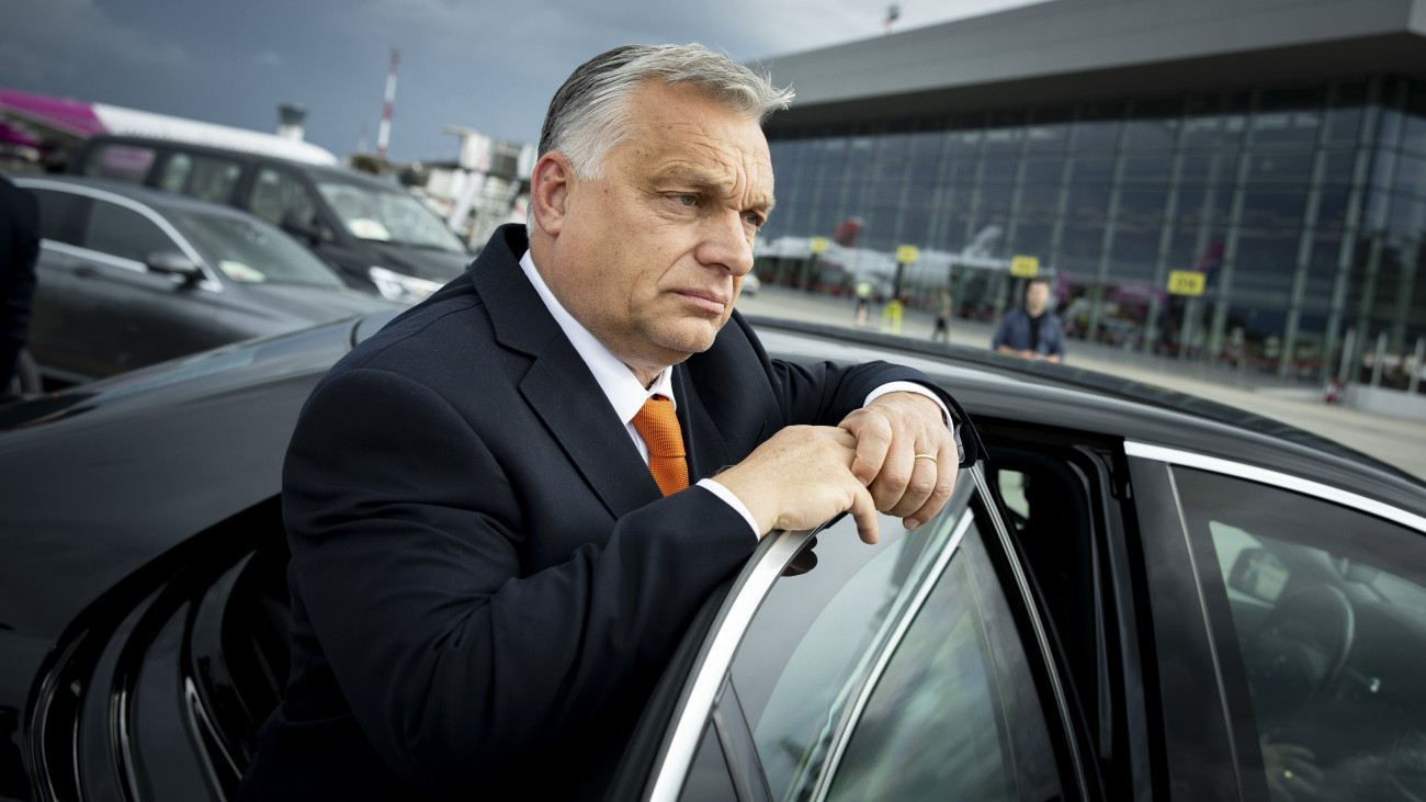 A Miniszterelnöki Sajtóiroda által közreadott képen a hivatalos látogatásra érkező Orbán Viktor miniszterelnök a tiranai repülőtéren 2023. június 15-én.