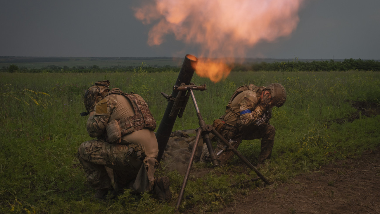 Ukrán katonák orosz állásokat lőnek a délkelet-ukrajnai Zaporizzsja régióban 2023. június 24-én.