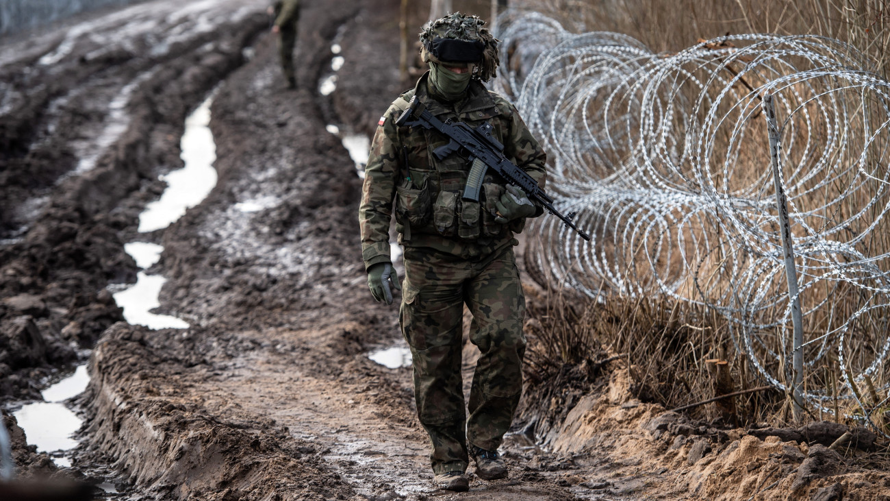 Járőröző lengyel határőr a fehérorosz határon, Czeremcha környékén 2021. december 17-én. A Fehéroroszország felől érkező migrációs nyomás miatt a lengyel határőrség támogatására mintegy 12 ezer katonát mozgósítottak. Az év eleje óta csaknem 40 ezer, sok esetben a fehérorosz egyenruhások által támogatott határsértési kísérletet regisztráltak a lengyel-fehérorosz határon.