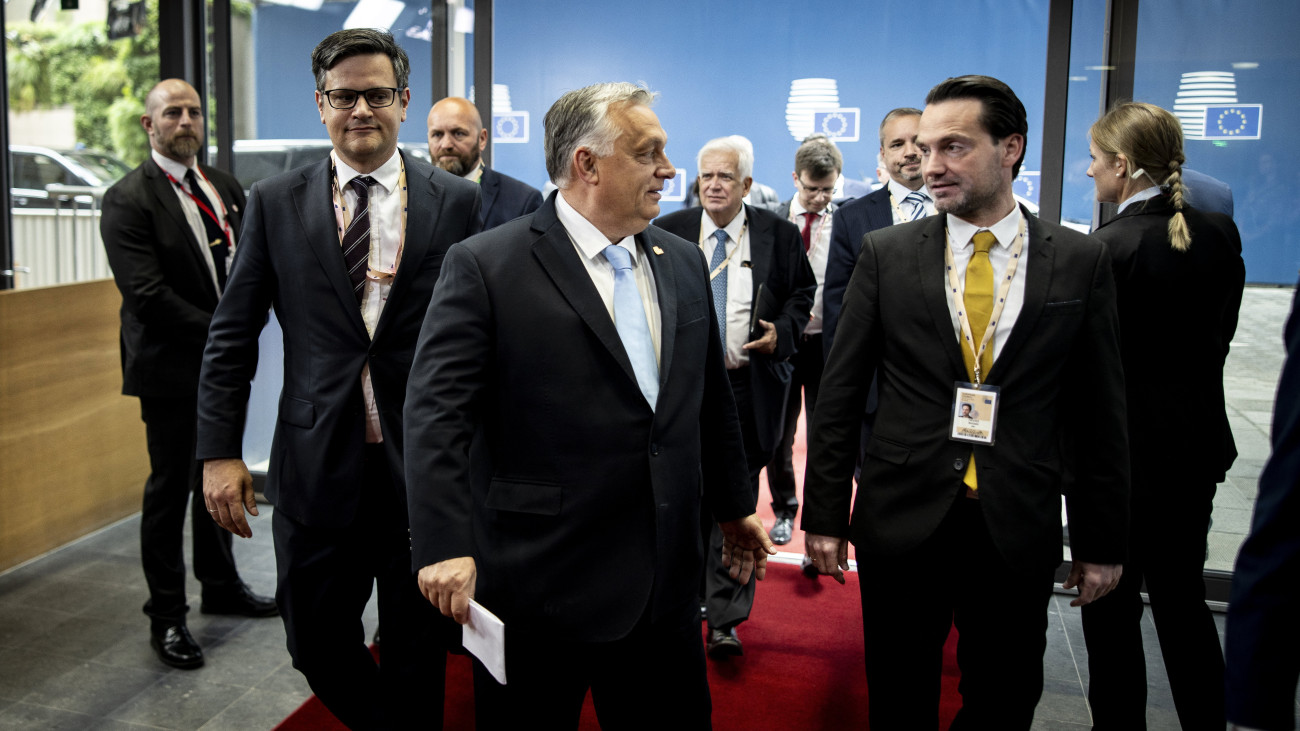 A Miniszterelnöki Sajtóiroda által közreadott képen Orbán Viktor miniszterelnök (k) az Európai Unió tagországai állam- és kormányfőinek kétnapos tanácskozására érkezik Brüsszelben 2023. június 29-én. A kormányfő mögött balról Ódor Bálint, Magyarország Európai Unió melletti Állandó Képviseletének vezetője, jobbról Havasi Bertalan, a Miniszterelnöki Sajtóiroda vezetője.