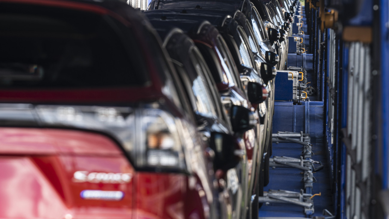 Kiszállításra váró autók az esztergomi Suzuki-gyár készgépkocsi tárolójában 2022. október 19-én.