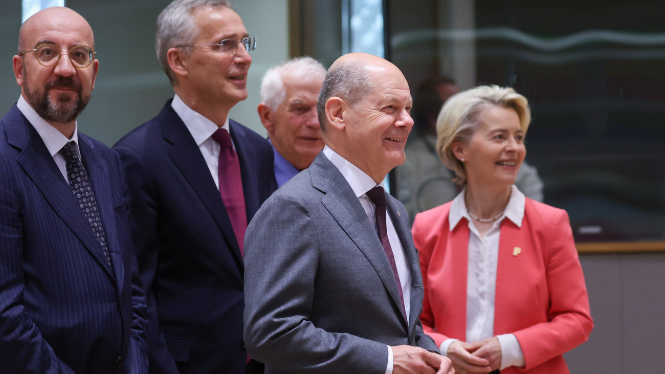 Ursula von der Leyen, az Európai Bizottság elnöke (j) és Olaf Scholz német kancellár (b3), valamint Jens Stoltenberg NATO-főtitkár (b2) és Charles Michel, az Európai Tanács elnöke az Európai Unió tagországai állam- és kormányfőinek kétnapos tanácskozásán 2023. június 29-én.