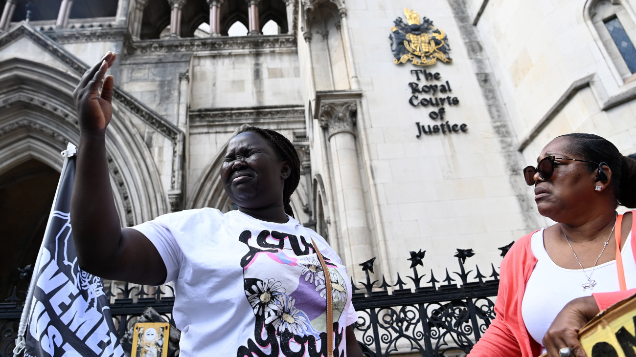 Tüntető emberjogi aktivisták a londoni fellebbviteli bíróság előtt 2022. június 13-án, miután az ítélőtábla elutasította a Nagy-Britanniába érkező illegális bevándorlók Ruandába telepítésének leállítását. A brit kormány áprilisban bejelentette, hogy egy Ruandával kötött megállapodás értelmében a közép-afrikai országba telepítik át a brit földre illegálisan érkező migránsokat. Az első csoportot a tervek szerint másnap indítják útnak.
