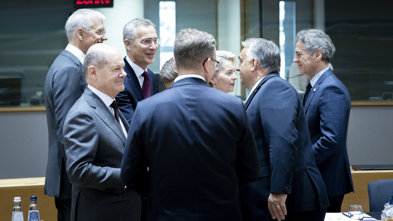 A Miniszterelnöki Sajtóiroda által közreadott képen Orbán Viktor miniszterelnök (j2) és Jens Stoltenberg NATO-főtitkár (b3) az Európai Unió tagországai állam- és kormányfőinek kétnapos tanácskozásán Brüsszelben 2023. június 29-én. Balról Krisjanis Karins lett miniszterelnök (b, takarásban) és Olaf Scholz német kancellár (b2), középen Ursula von der Leyen, az Európai Bizottság elnöke (j3), jobbról Robert Golob szlovén miniszterelnök (j).