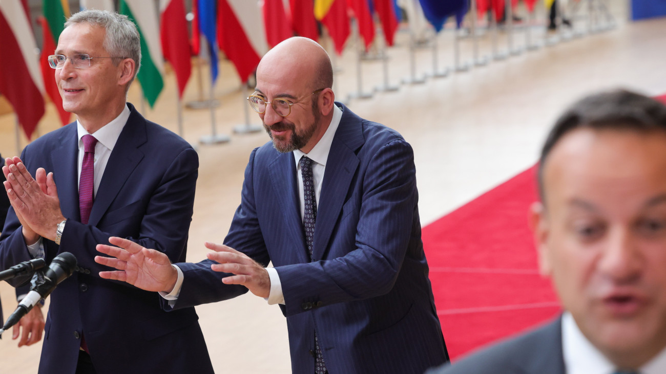 Jens Stoltenberg NATO-főtitkár (b) és Charles Michel, az Európai Tanács elnöke nyilatkozik a sajtó képviselőinek az Európai Unió tagországai állam- és kormányfőinek kétnapos tanácskozása előtt Brüsszelben 2023. június 29-én. Jobbról Leo Varadkar ír miniszterelnök.