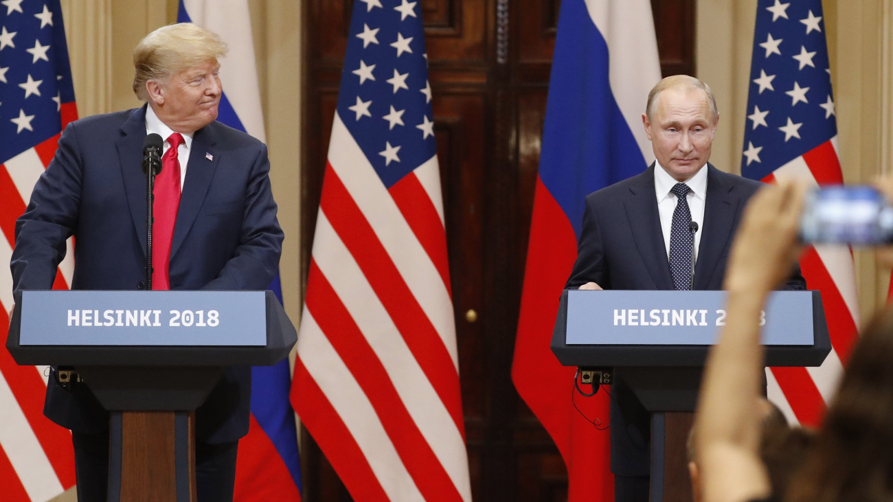 Helsinki, 2018. július 16.Donald Trump amerikai elnök (b) és Vlagyimir Putyin elnök orosz államfő a kétoldalú megbeszélésüket követő sajtótájékoztatón a finn elnöki palotában, Helsinkiben 2018. július 16-án. (MTI/EPA/Anatolij Malcev)