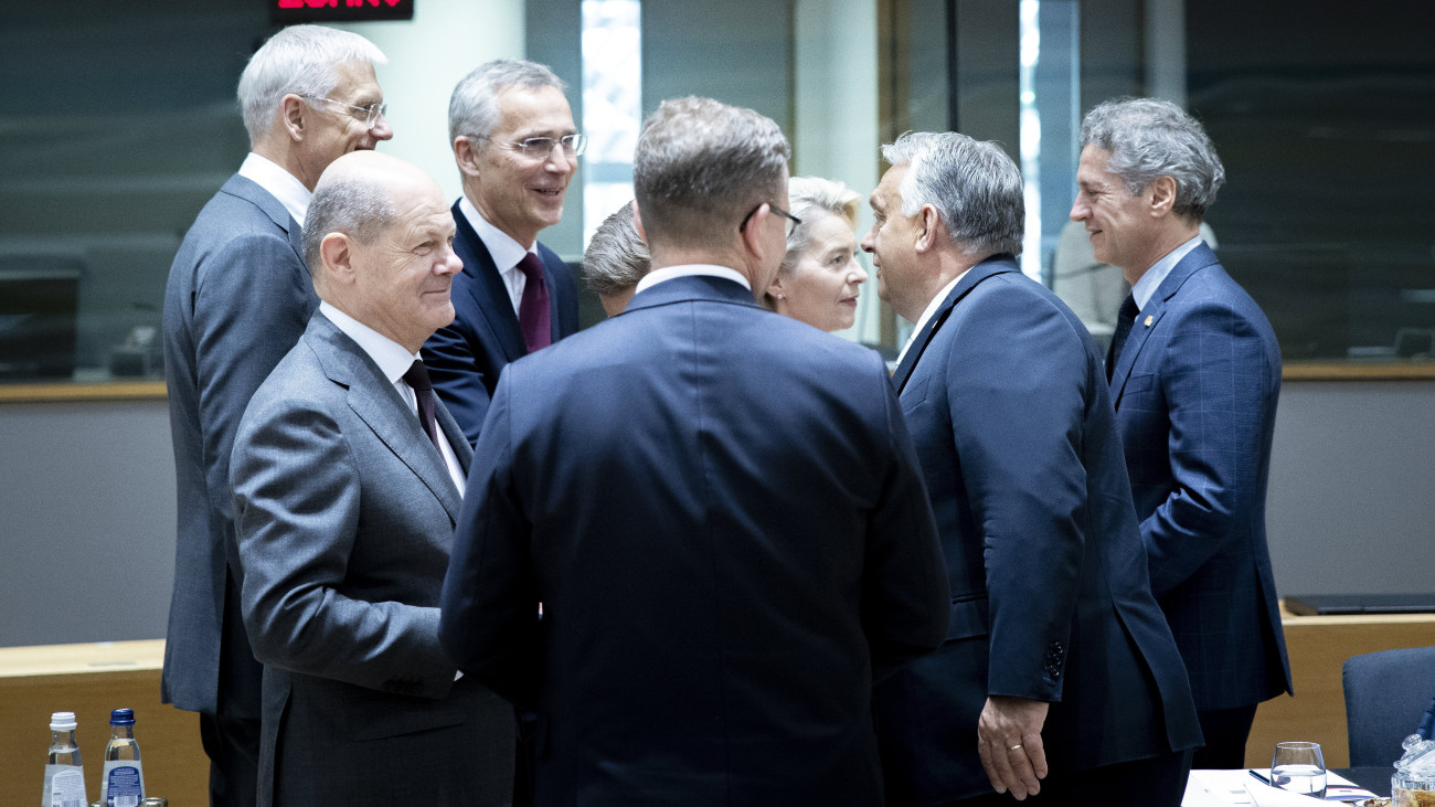A Miniszterelnöki Sajtóiroda által közreadott képen Orbán Viktor miniszterelnök (j2) és Jens Stoltenberg NATO-főtitkár (b3) az Európai Unió tagországai állam- és kormányfőinek kétnapos tanácskozásán Brüsszelben 2023. június 29-én. Balról Krisjanis Karins lett miniszterelnök (b, takarásban) és Olaf Scholz német kancellár (b2), középen Ursula von der Leyen, az Európai Bizottság elnöke (j3), jobbról Robert Golob szlovén miniszterelnök (j).
