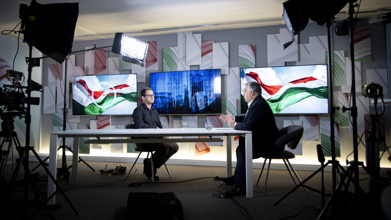 A Miniszterelnöki Sajtóiroda által közreadott képen Orbán Viktor miniszterelnök (j) interjút ad a Kossuth Rádiónak a Médiaszolgáltatás-támogató és Vagyonkezelő Alap (MTVA) brüsszeli képviseleti irodájában az Európai Unió tagországai állam- és kormányfőinek kétnapos tanácskozása idején 2023. június 30-án. Balra Törőcsik Zsolt műsorvezető.