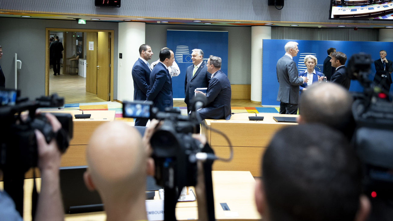 A Miniszterelnöki Sajtóiroda által közreadott képen Orbán Viktor miniszterelnök (középren j2) az Európai Unió tagországai állam- és kormányfői kétnapos tanácskozásának második napján Brüsszelben 2023. június 30-án.