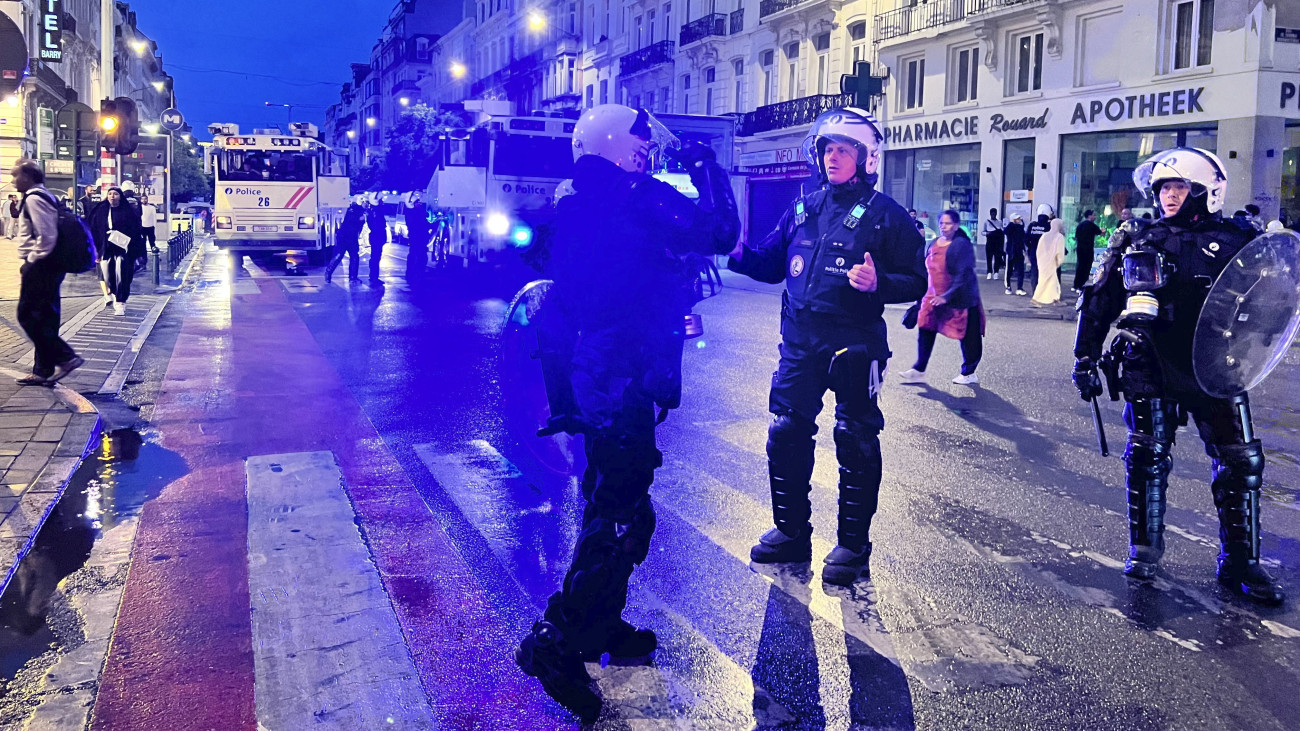Rohamrendőrök Brüsszel belvárosában 2023. június 29-én este, miután zavargások törtek ki a Nanterre francia városban rendőr által június 27-én lelőtt tinédzser halála miatt. A belga fővárosban tíz embert előállítottak a rongálások miatt.