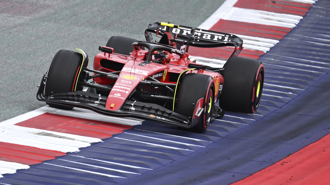 Carlos Sainz Jr., a Ferrari versenyzője a Forma-1-es autós gyorsasági világbajnokság Osztrák Nagydíjának időmérő edzésén a spielbergi pályán 2023. június 30-án.