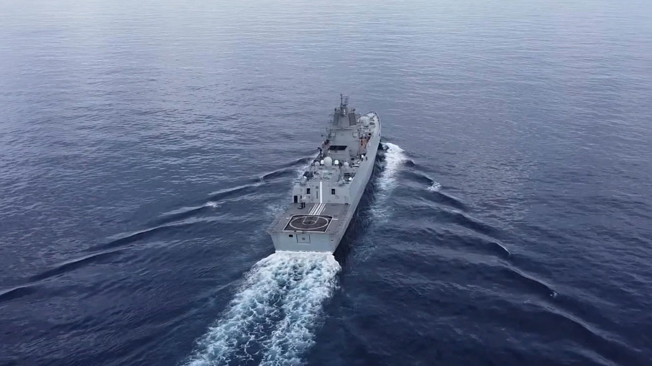 Az orosz védelmi minisztérium sajtószolgálata által 2023. január 25-én közreadott videófelvételről készített kép a hiperszonikus Cirkon robotrepülőgépekkel felfegyverzett Admiral Gorskov orosz fregattról az Atlanti-óceánon. Az újonnan megépített orosz hadihajót ez év elején állították hadrendbe.