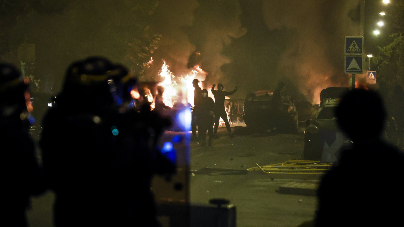 Rohamrendőrök tüntetőkkel csapnak össze Párizs Nanterre nevű elővárosában 2023. június 29-re virradóan. Az erőszakossá fajult újabb tüntetésen amiatt romboltak és gyújtogattak, hogy június 27-én egy rendőr intézkedés közben lelőtt egy 17 éves fiatalt a városban. A hatóságok több tucat tüntetőt elvezettek. A fiatal életét kioltó rendőr ellen vizsgálat kezdődött.
