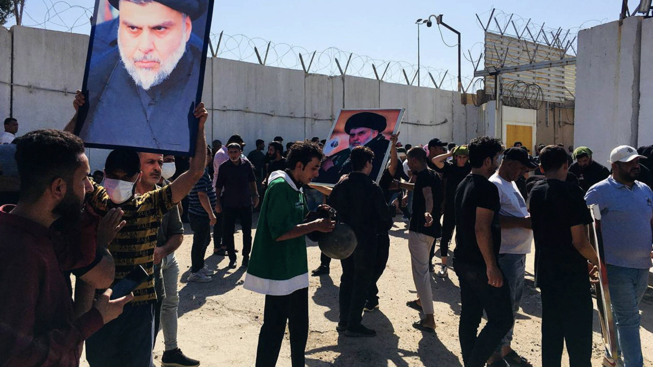 Moktada az-Szadr iraki síita hitszónok hívei a vallási vezető protréival tüntetnek Svédország bagdadi nagykövetségénél a Svédországban elkövetett Korán-égetés elleni tiltakozásul 2023. június 29-én. Egy nappal korábban egy Svédországba menekült 37 éves iraki férfi, Salwan Momika tüntetőleg megtaposta és fegyújtotta a muszlimok szent könyvét Stockholm legnagyobb mecseténél az íd al-adha áltozati ünnep idején. Az iraki kormány elítélte a provokációt, Marokkó pedig az eset miatt hazahívta svédországi nagykövetét.