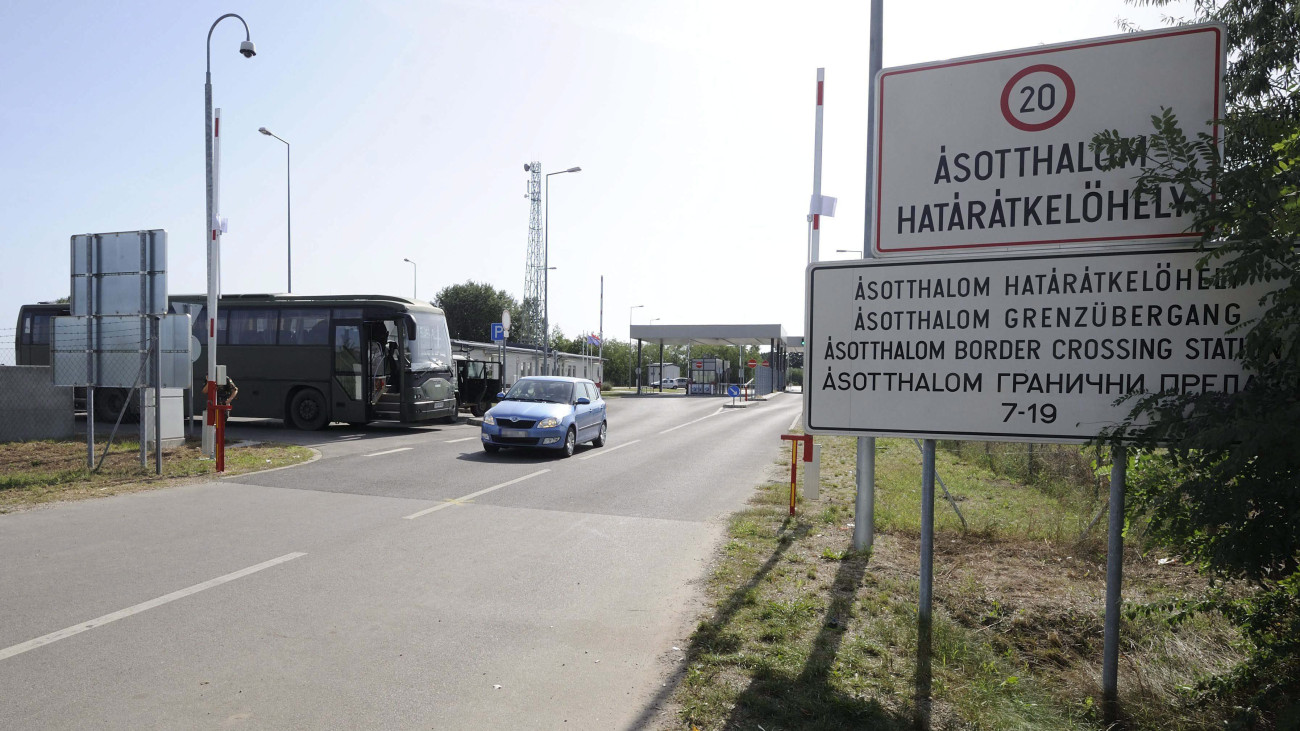 Katonai busz az Ásotthalom-Királyhalom (Backi Vinogradi) határátkelőhely bejáratánál, ahol újraindult a személyforgalom 2015. szeptember 19-én. Az utasok naponta 7 és 19 óra között vehetik igénybe a magyar-szerb határon lévő átkelőt.
