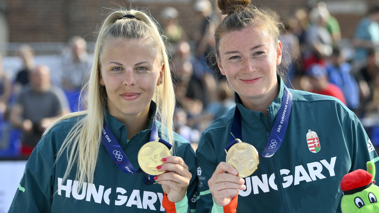 A győztes Vasas Lea (b) és Janicsek Zsanett a teqball női páros versenyének eredményhirdetésén az Európa Játékokon Krakkó főterén 2023. július 1-jén.
