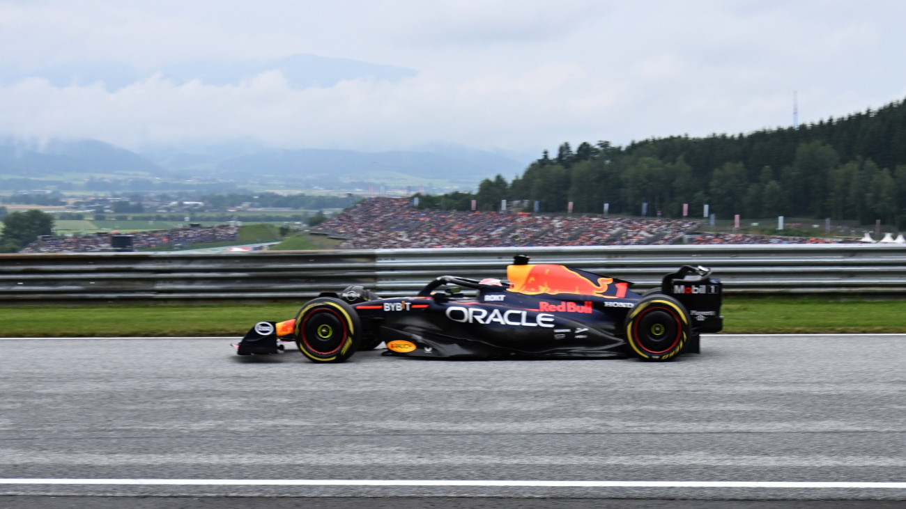 Max Verstappen, a Red Bull holland versenyzője a Forma-1-es autós gyorsasági világbajnokság Osztrák Nagydíjának sprintkvalifikációján a spielbergi pályán 2023. július 1-jén, a futam előtti napon.