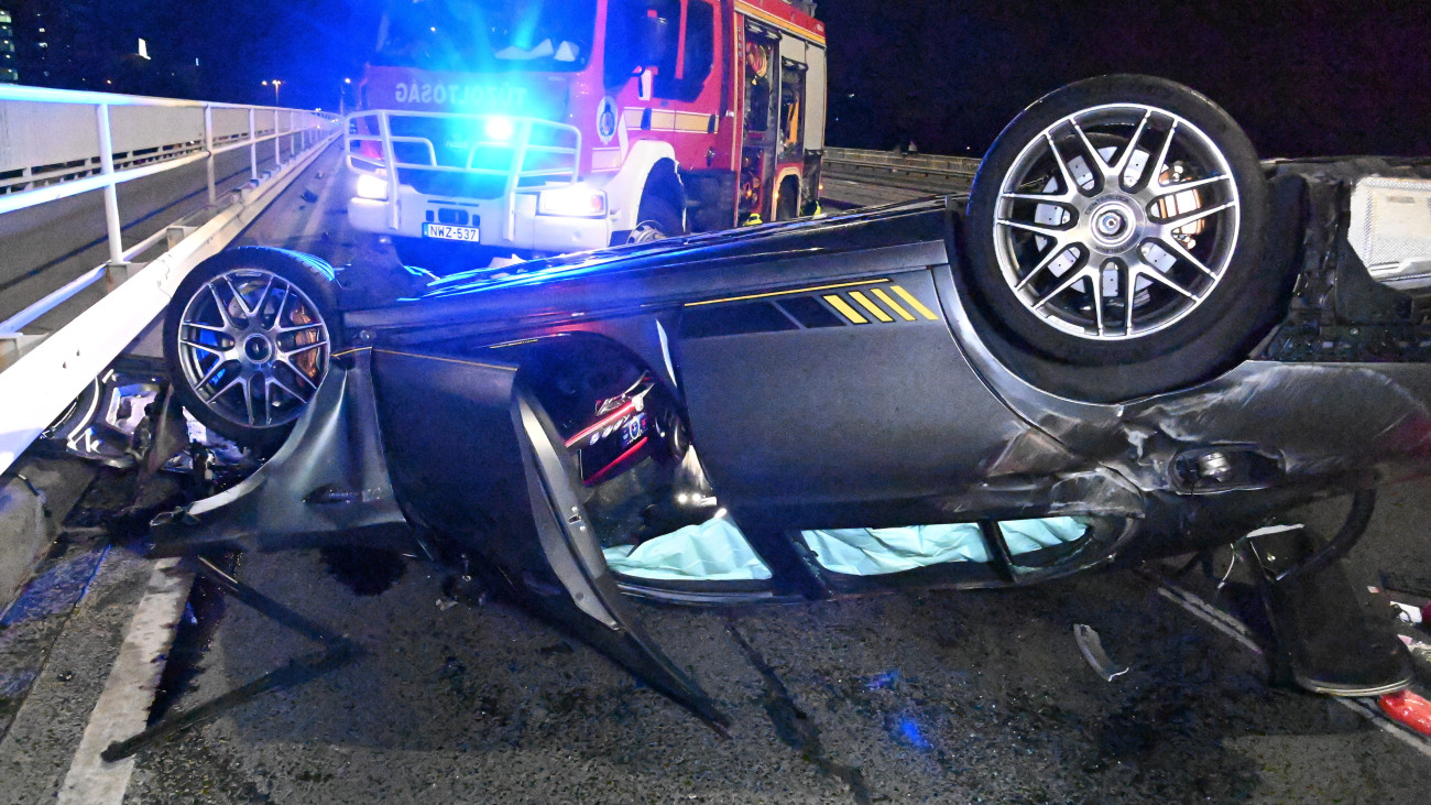 Ütközésben összeroncsolódott személygépkocsi az Árpád hídon 2023. július 1-jén. Eddig tisztázatlan körülmények között egy személyautó elütött egy kerékpárost, majd összeütközött egy másik autóval. A balesetben többen megsérültek, egy férfi a kórházban meghalt.