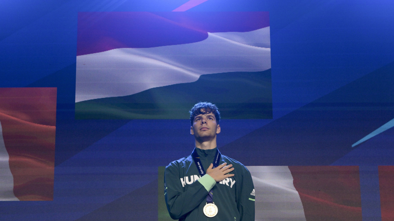 Az aranyérmes Bálint Martin a férfi kick-box pointfighting kategória 74 kilogrammos súlycsoportjának eredményhirdetésén a krakkói központú Európa Játékokon Myslenicében 2023. július 2-án.