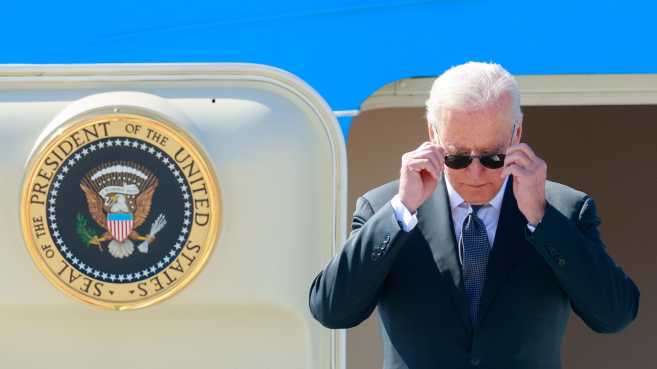 Joe Biden amerikai elnök megérkezik Genfbe 2021. június 15-én, egy nappal Vlagyimir Putyin orosz elnök tartandó csúcstalálkozója előtt.